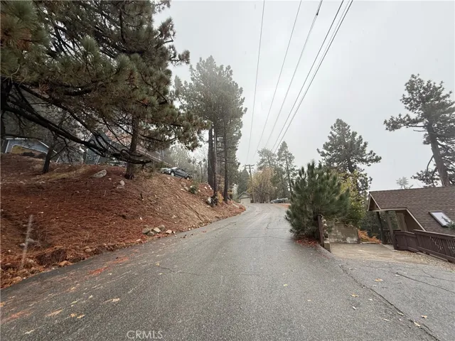 Road going in and out of neighborhood