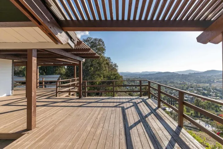 Extensive view decks