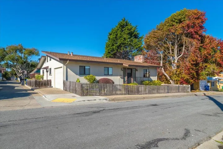 142 11th Street, Pacific Grove, California 93950