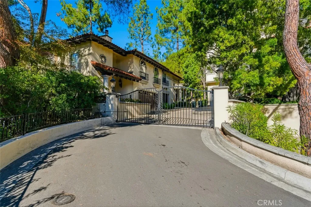 56 N Arroyo, Pasadena, California 91105 home-pic-0