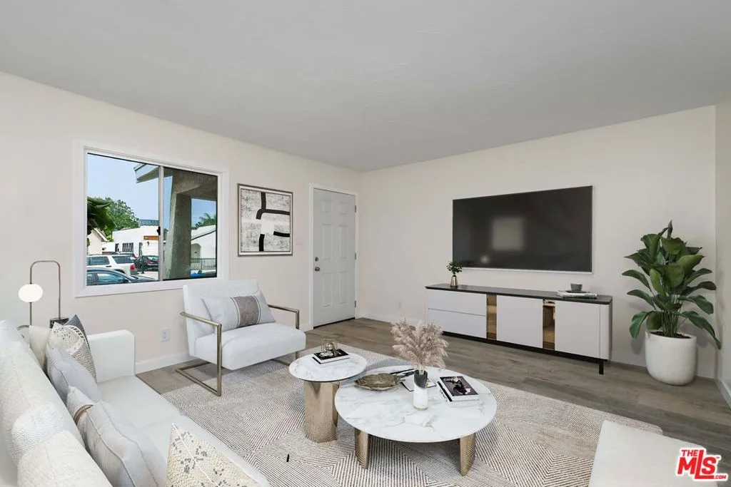 2406 S Cochran Avenue, Los Angeles, California 90016 home-pic-2
