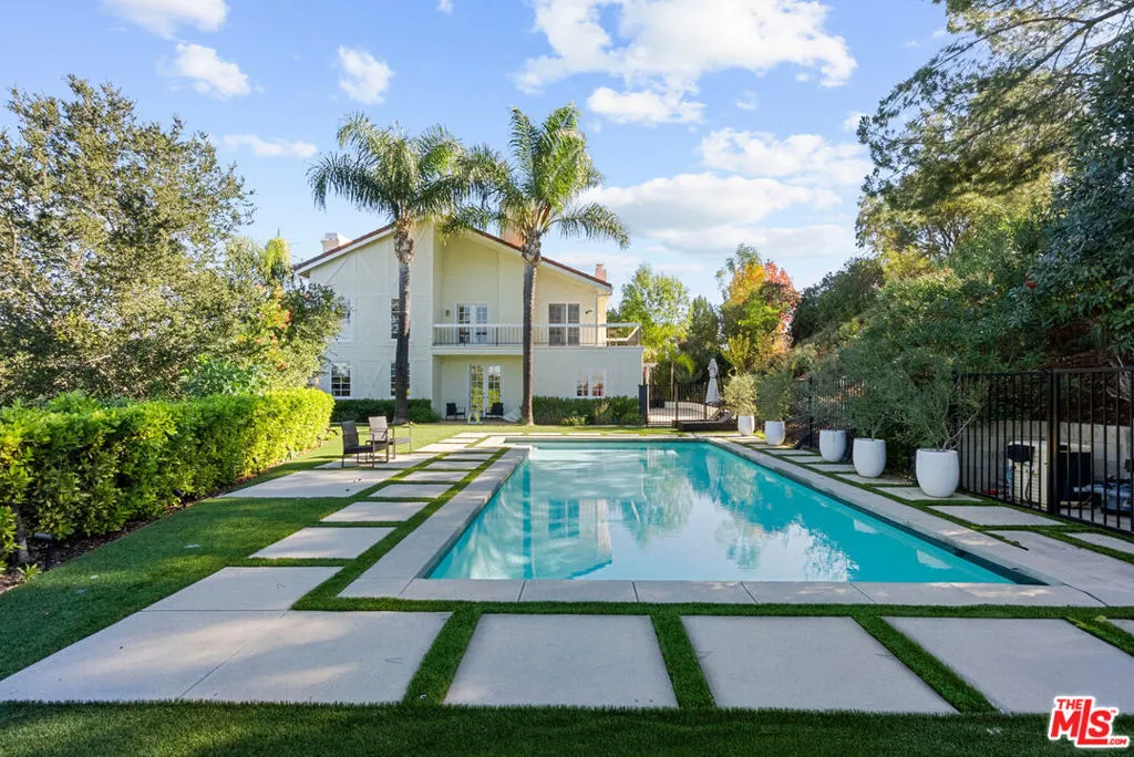 22241 Alizondo Drive, Woodland Hills, California 91364 home-pic-3