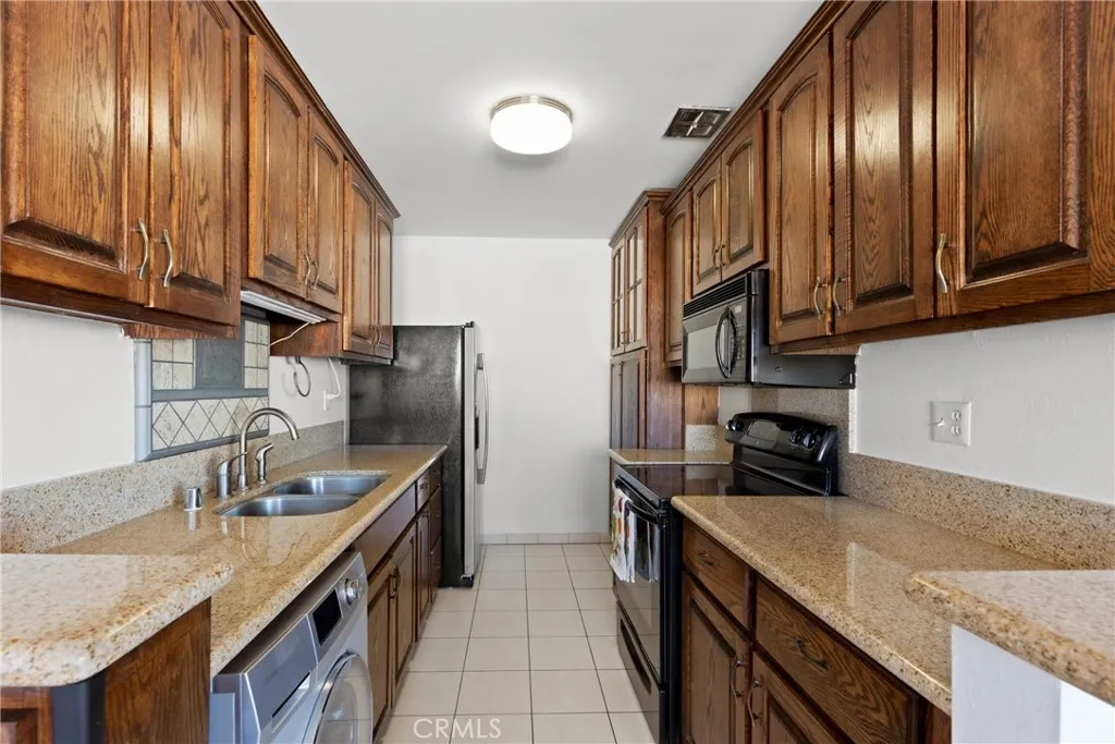 5400 Newcastle Avenue 56, Encino, California 91316 home-pic-2
