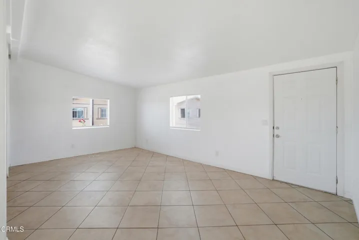 Living Room (17)