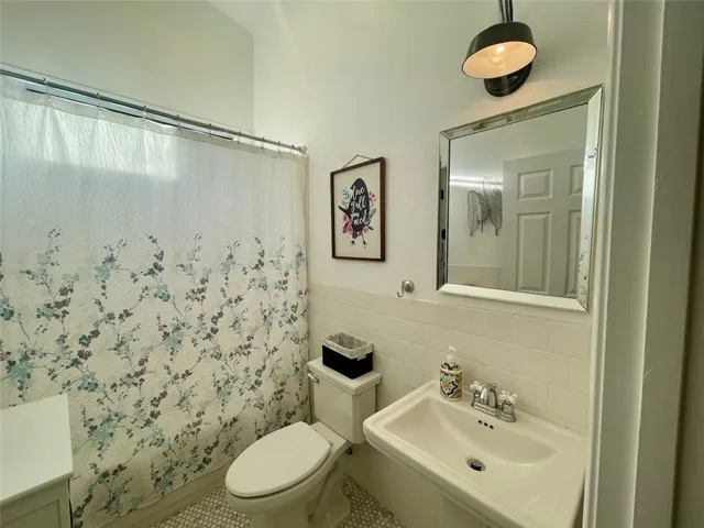 Updated hall bath with tub/shower combo and natural light.