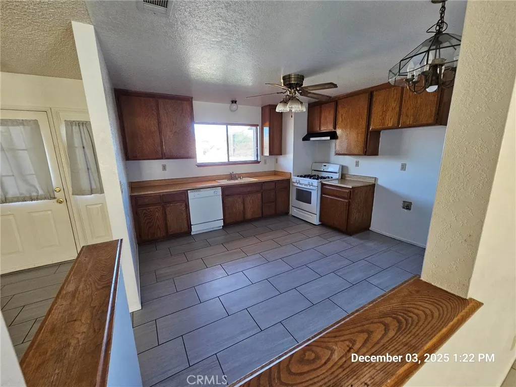 18891 Rocksprings Road, Hesperia, California 92345 home-pic-9