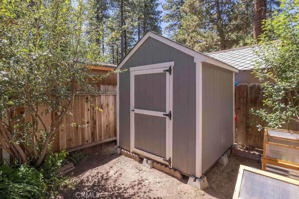 945 Tinker Bell Avenue, Big Bear City, California 92314 home-pic-34