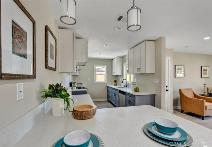 Bar counter & Kitchen