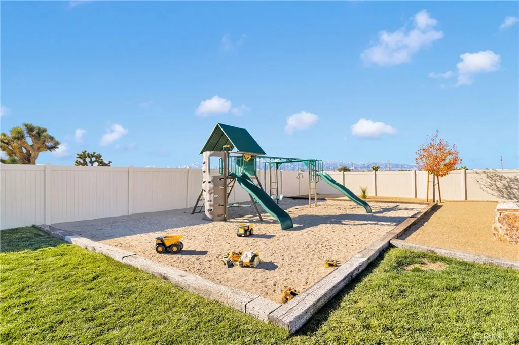 9817 Silver Palm, Oak Hills, California 92344 home-pic-62