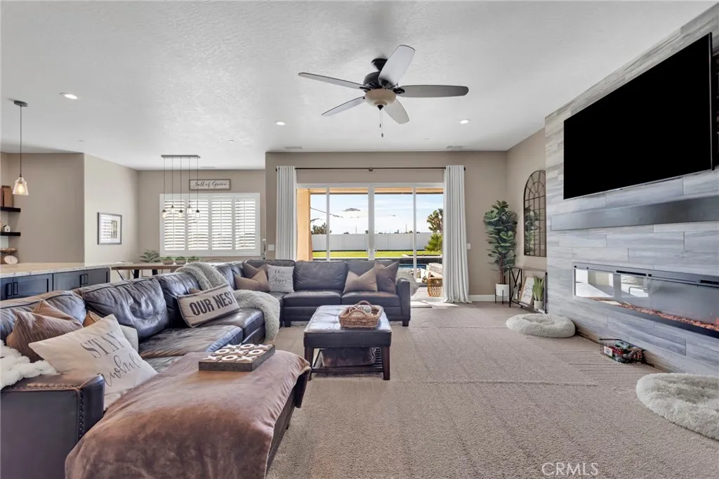9817 Silver Palm, Oak Hills, California 92344 home-pic-5