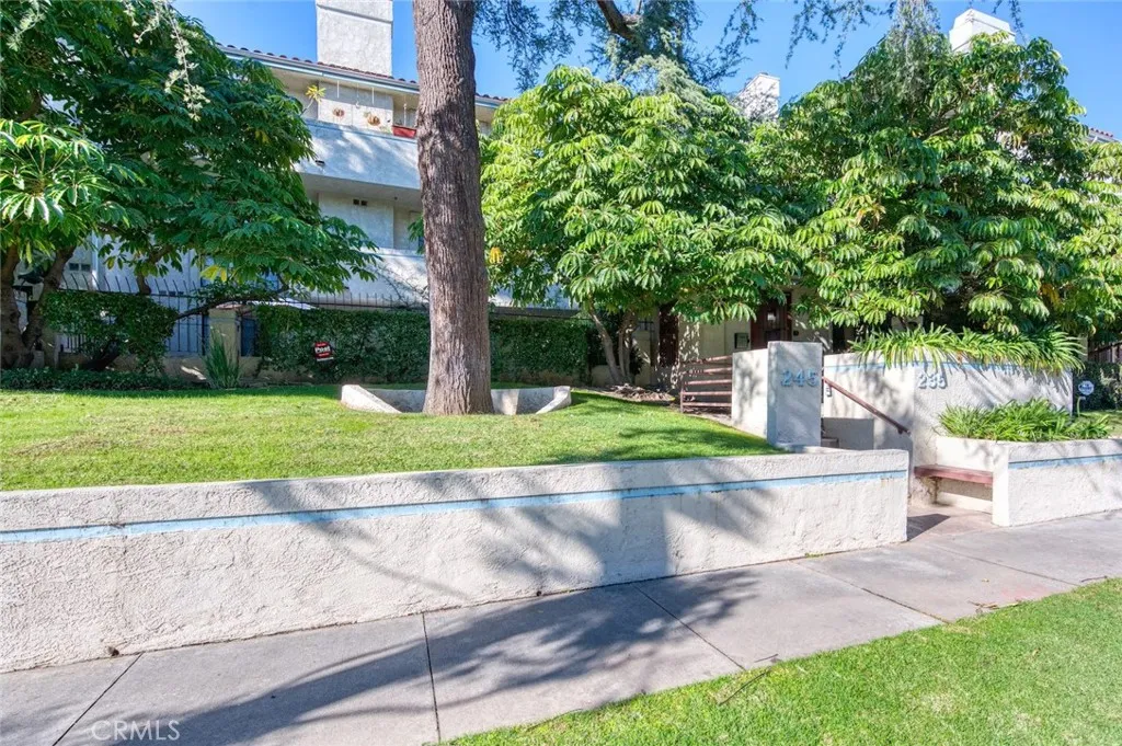245 S Holliston Avenue 109, Pasadena, California 91106 home-pic-0