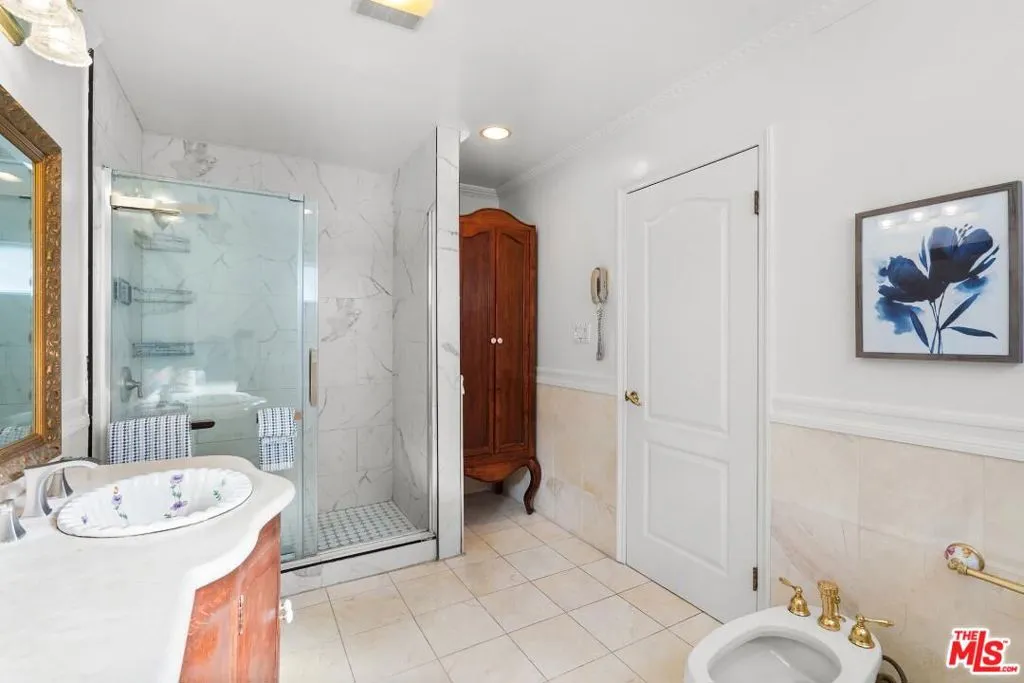 800 S Bronson Avenue, Los Angeles, California 90005 home-pic-10