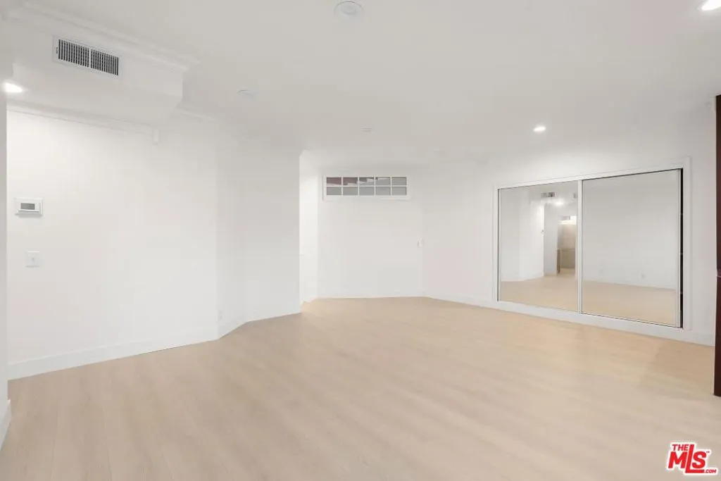 800 S Bronson Avenue, Los Angeles, California 90005 home-pic-26