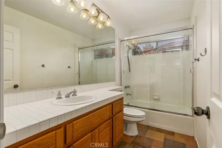 Secondary bath (upstairs)