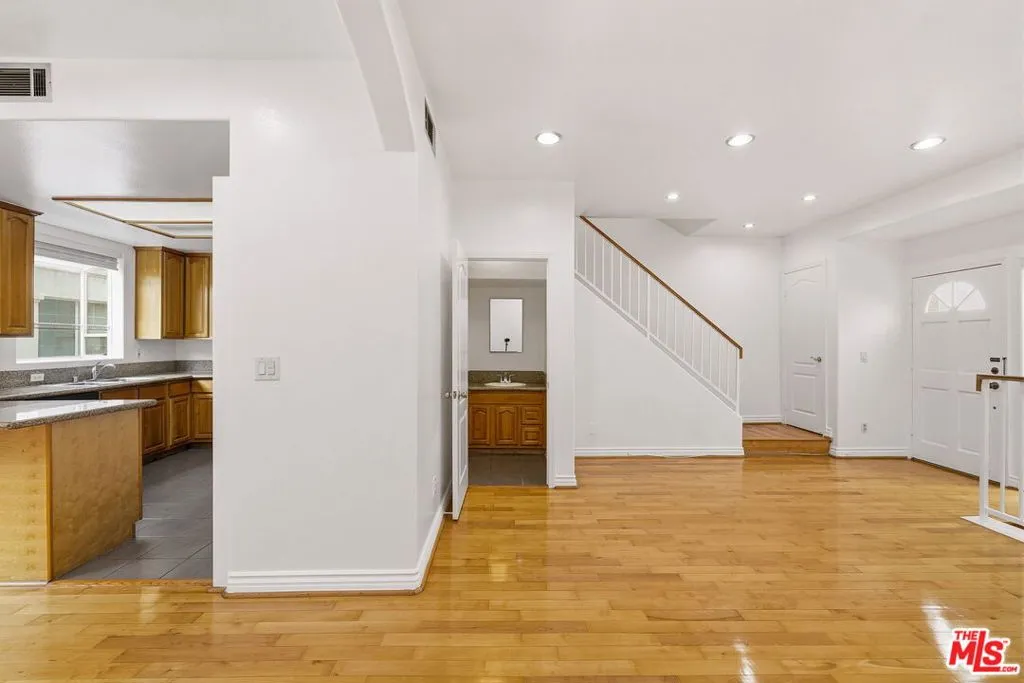 4838 Elmwood Avenue 7, Los Angeles, California 90004 home-pic-14