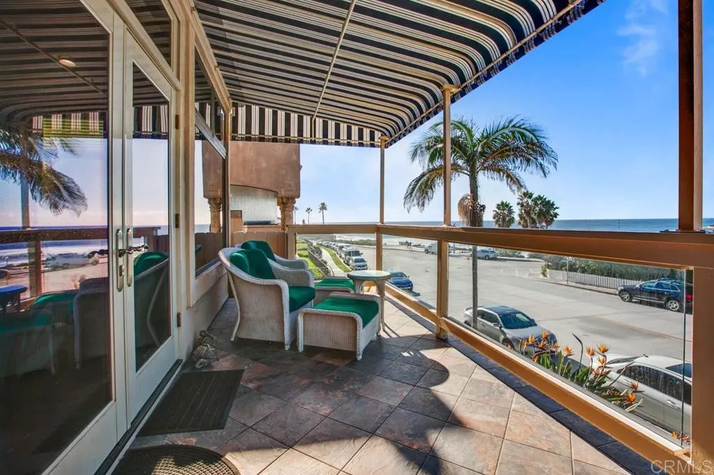 Spacious balcony/outdoor living room!