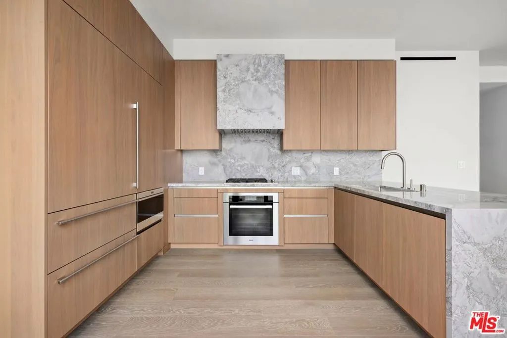 211 W Elm Court 6e, Los Angeles, California 90067 home-pic-1
