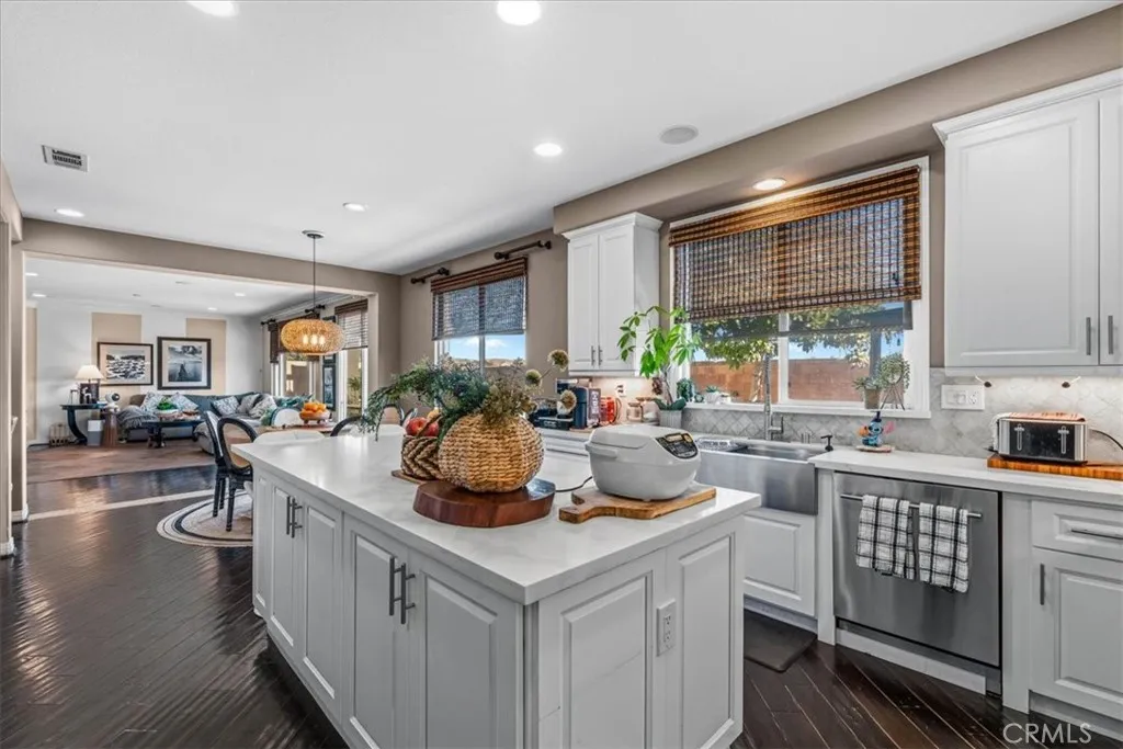 7056 Calina, Eastvale, California 92880 home-pic-16