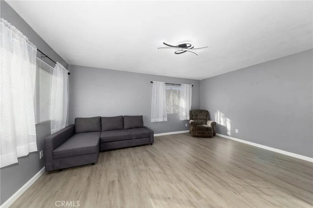 623 E Old 2nd St, San Jacinto, California 92583 home-pic-2
