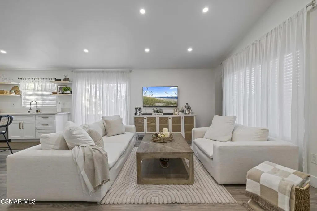 18712 Vicci Street, Canyon Country, California 91351 home-pic-2