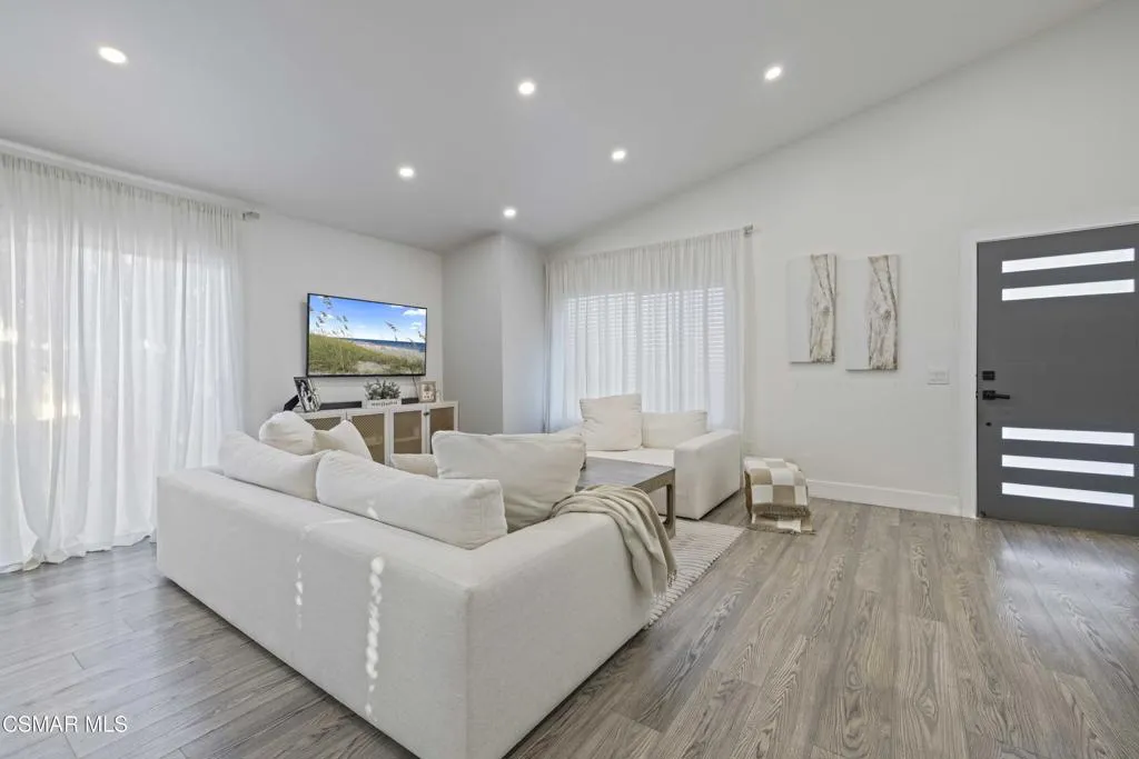 18712 Vicci Street, Canyon Country, California 91351 home-pic-3