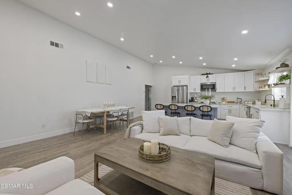 18712 Vicci Street, Canyon Country, California 91351 home-pic-5
