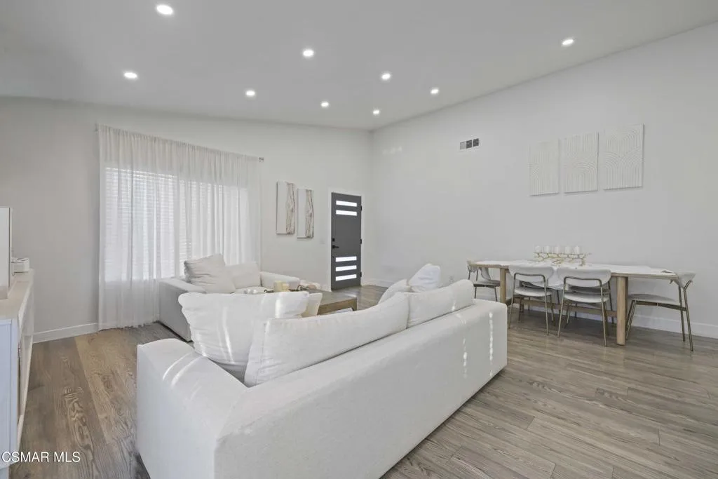 18712 Vicci Street, Canyon Country, California 91351 home-pic-4
