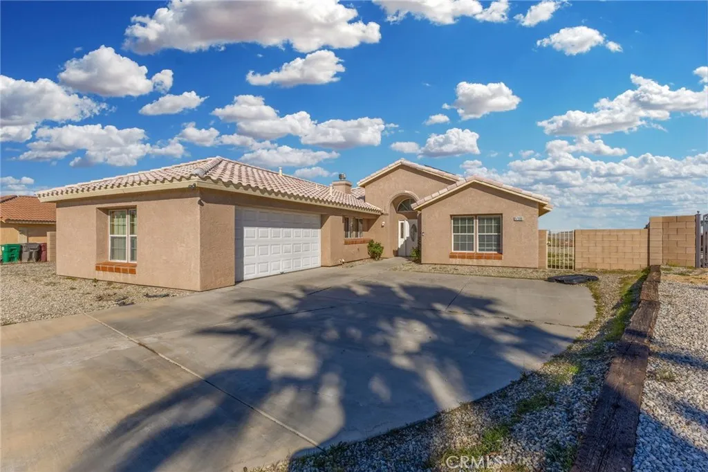 57088 Millstone Drive, Yucca Valley, California 92284 home-pic-1