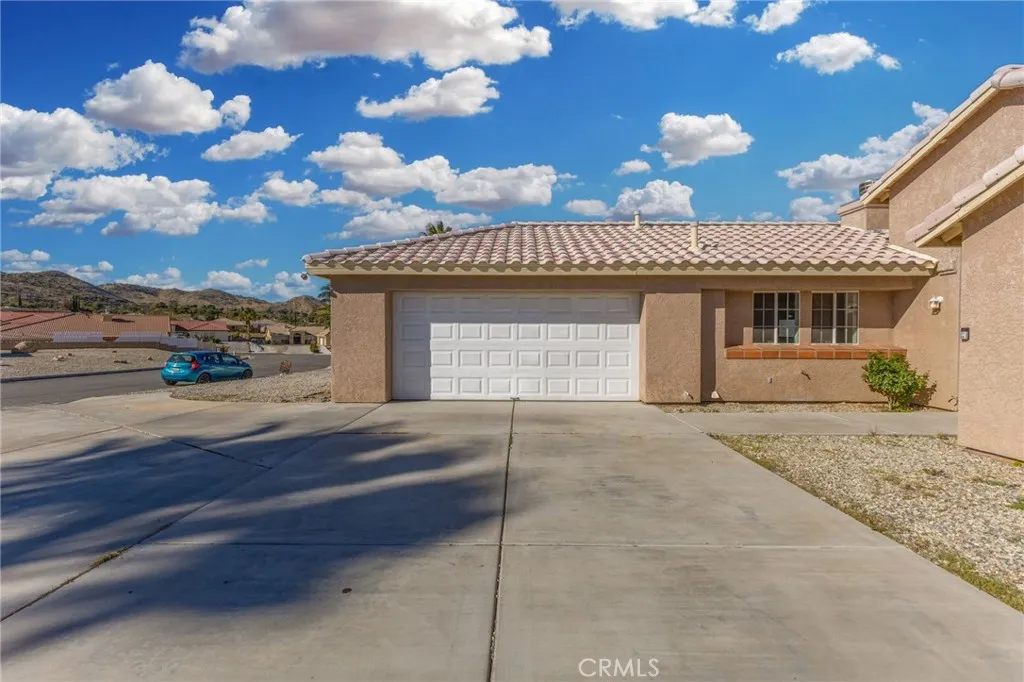 57088 Millstone Drive, Yucca Valley, California 92284 home-pic-2