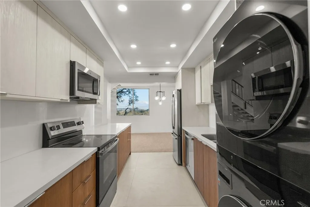 2385 Roscomare F16, Bel Air, California 90077 home-pic-12