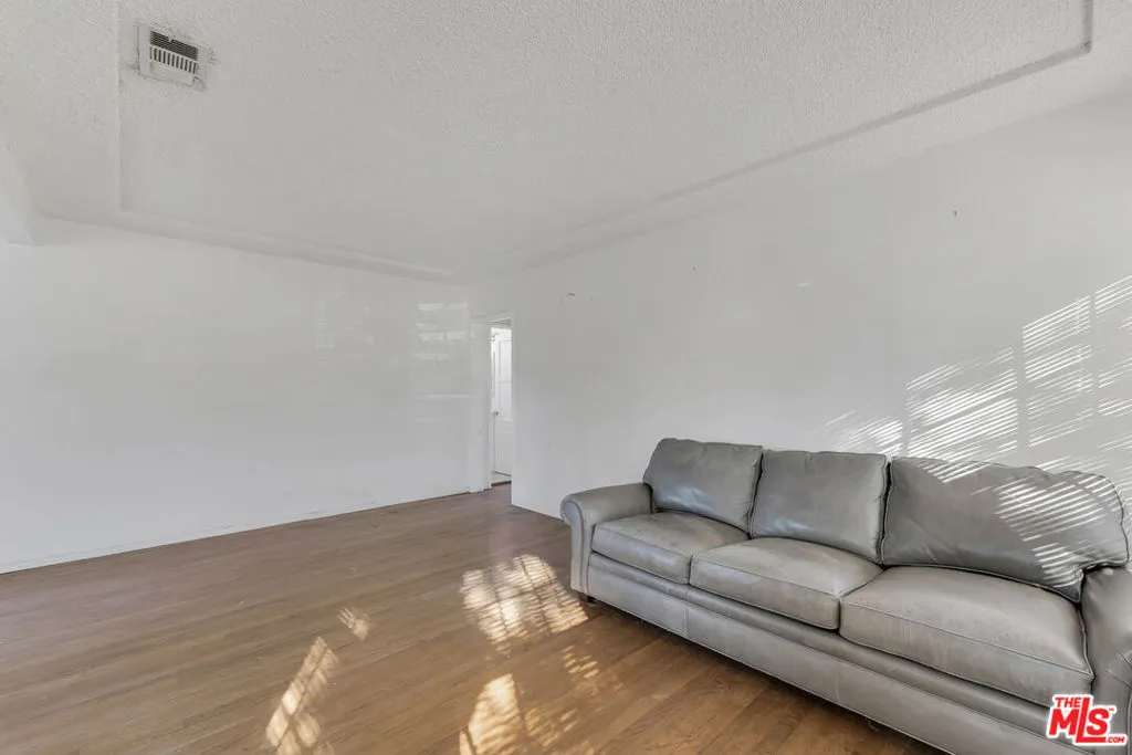 6506 Babcock Avenue, North Hollywood, California 91606 home-pic-3