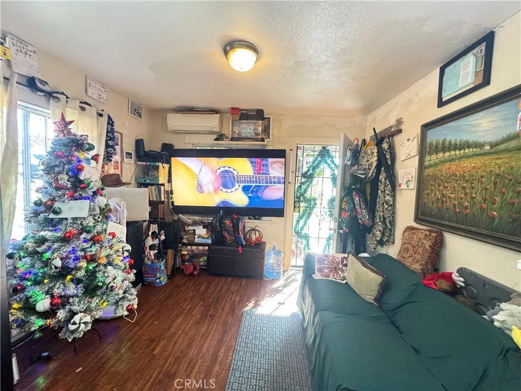 927 W 48th Street, Los Angeles, California 90037 home-pic-8