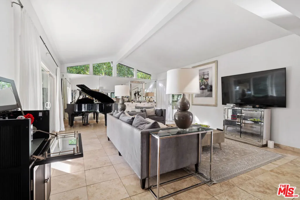 9767 Apricot Lane, Beverly Hills, California 90210 home-pic-9