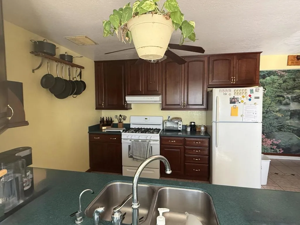 13285 Caliente Drive, Desert Hot Springs, California 92240 home-pic-8