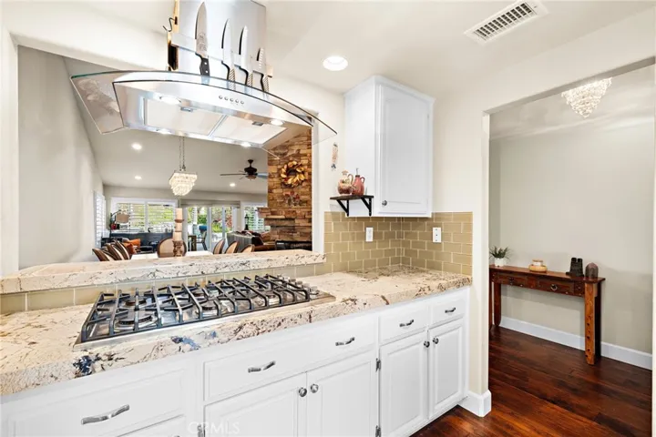 Six burner Viking cooktop with hood.