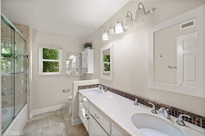 Secondary full bathroom.