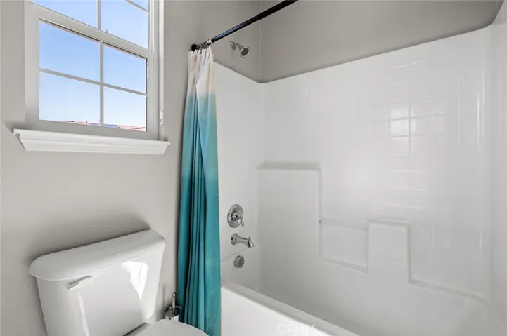 Upstairs Bathroom for bedroom #4 and #5 Pciture-2