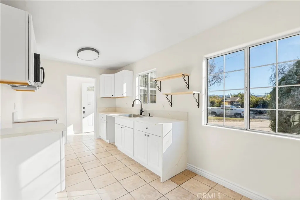 1347 E Avenue R3, Palmdale, California 93550 home-pic-10