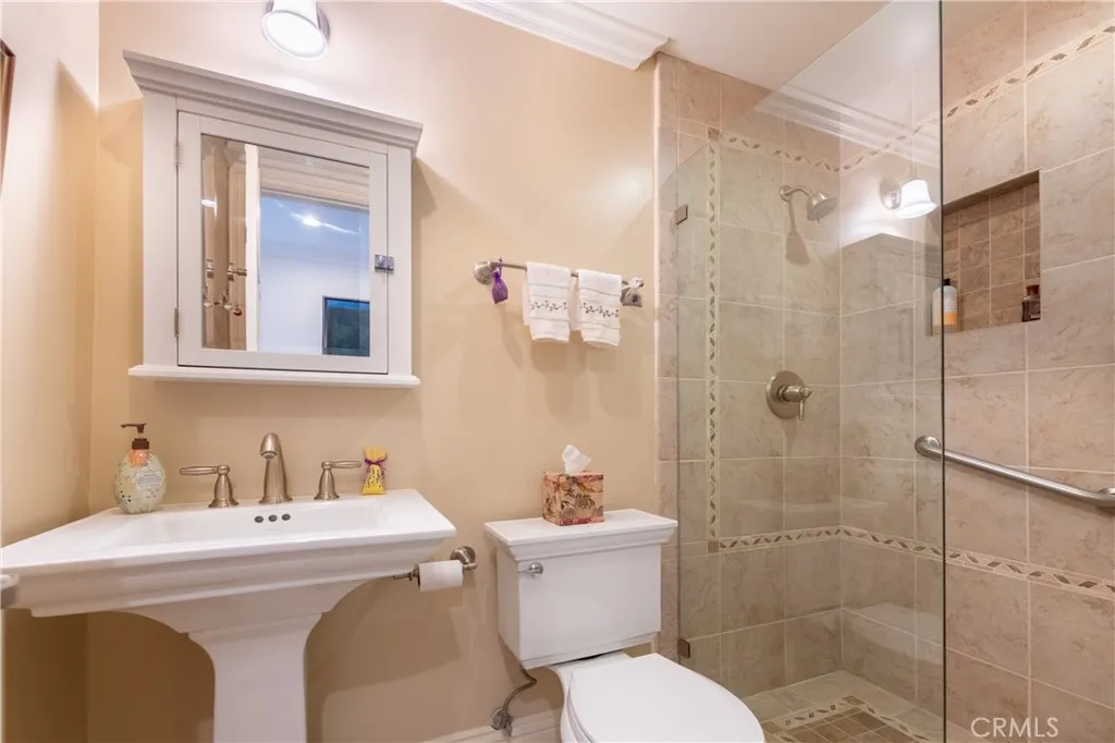 4774 Park Encino 206, Encino, California 91436 home-pic-16