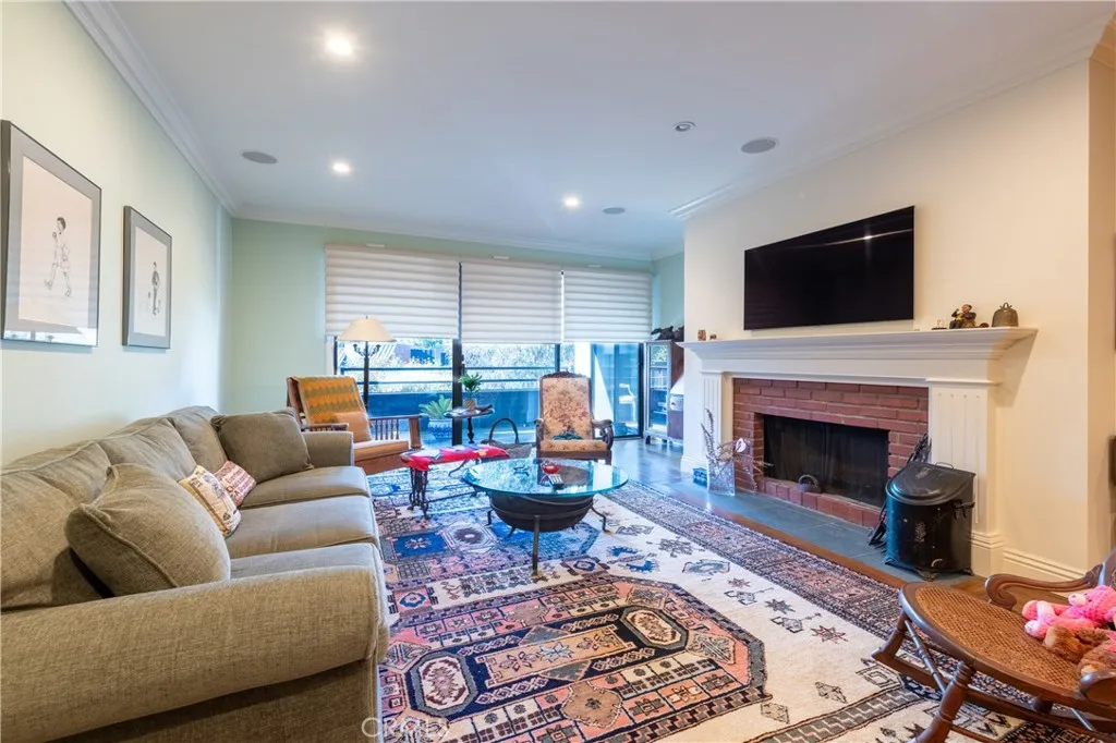 4774 Park Encino 206, Encino, California 91436 home-pic-5