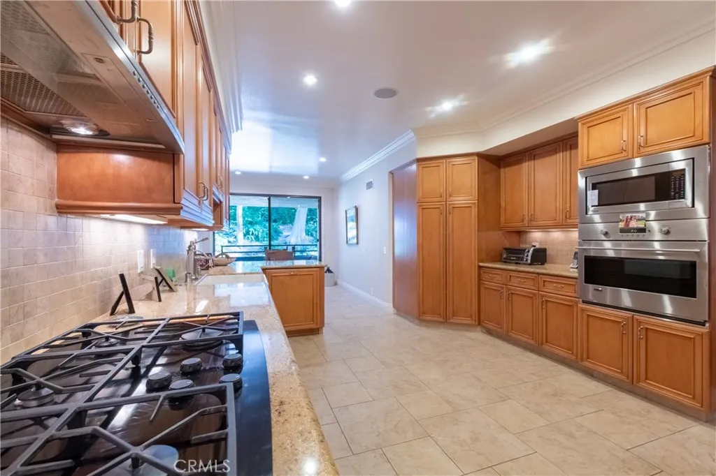 4774 Park Encino 206, Encino, California 91436 home-pic-12