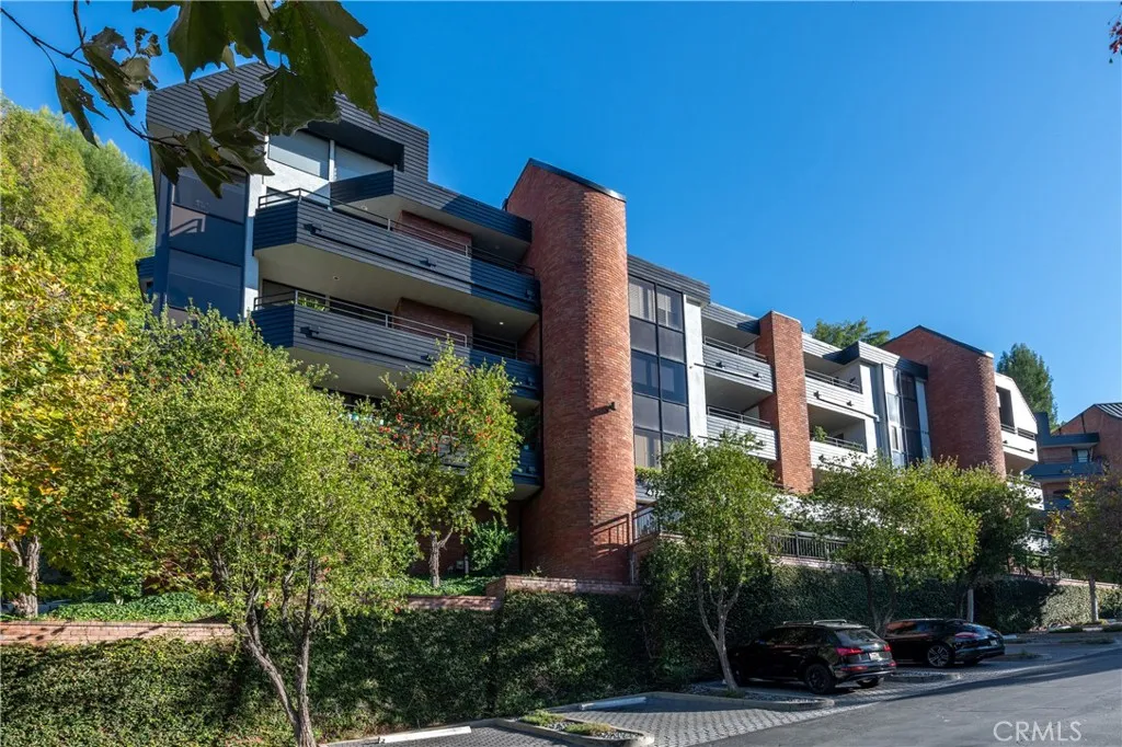 4774 Park Encino 206, Encino, California 91436 home-pic-1