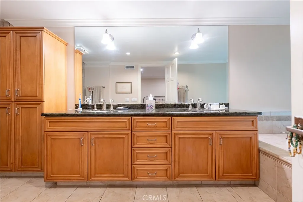 4774 Park Encino 206, Encino, California 91436 home-pic-18