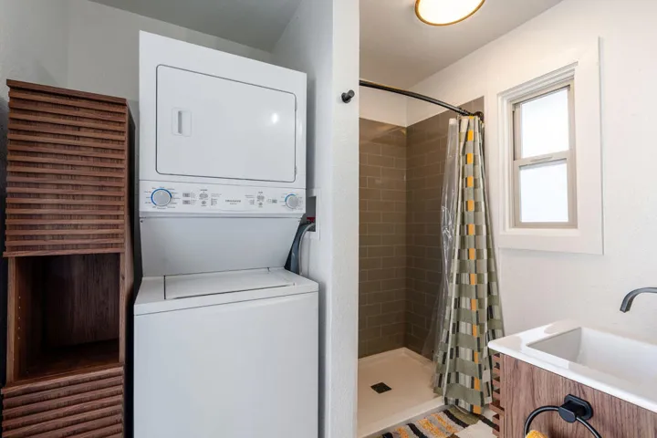 Ensuite Bath/Laundry