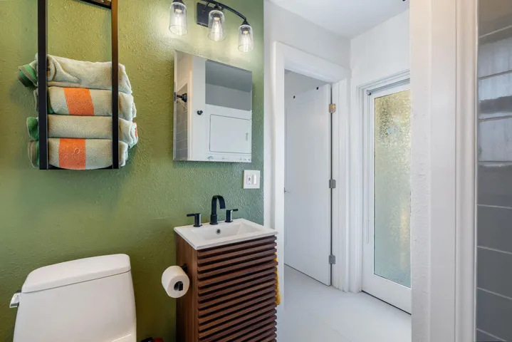 Ensuite Bath/Laundry