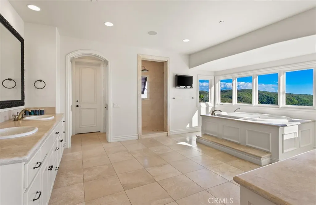 6 Windemere Court, Newport Coast, California 92657 home-pic-26