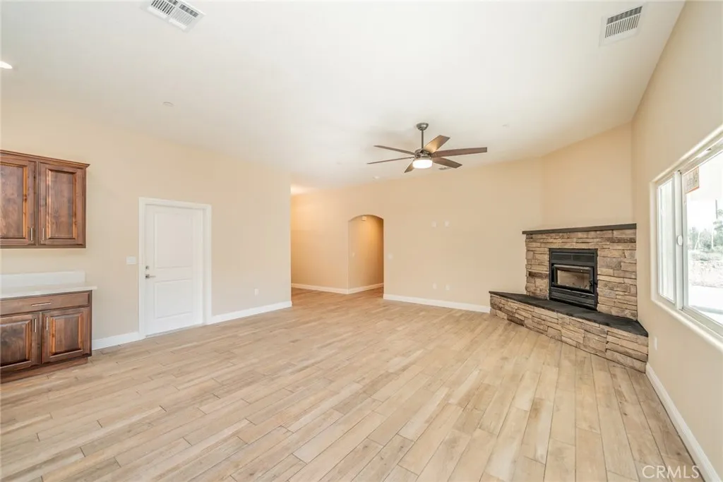 1275 Hollister, Pinon Hills, California 92372 home-pic-9