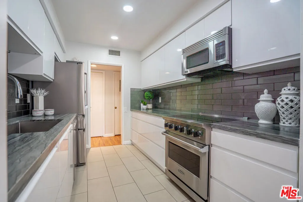 818 S Lucerne Boulevard 205, Los Angeles, California 90005 home-pic-21