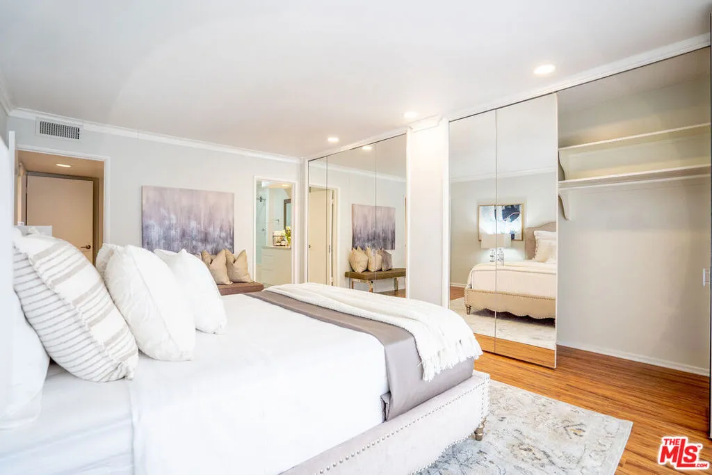 818 S Lucerne Boulevard 205, Los Angeles, California 90005 home-pic-31