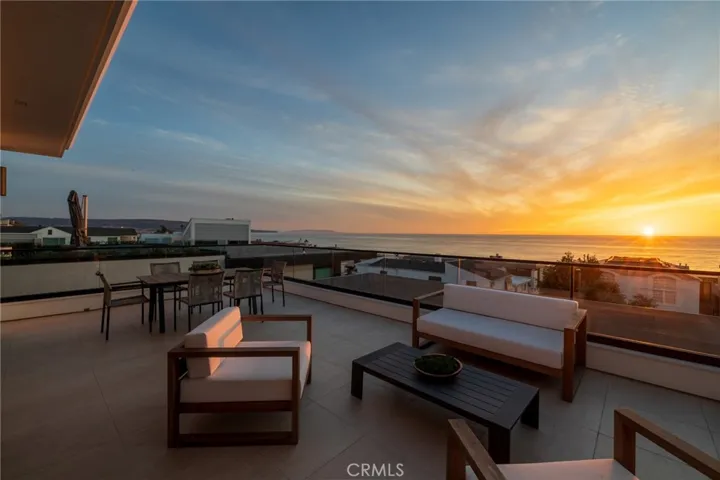 213 Bayview Drive, Manhattan Beach, California 90266